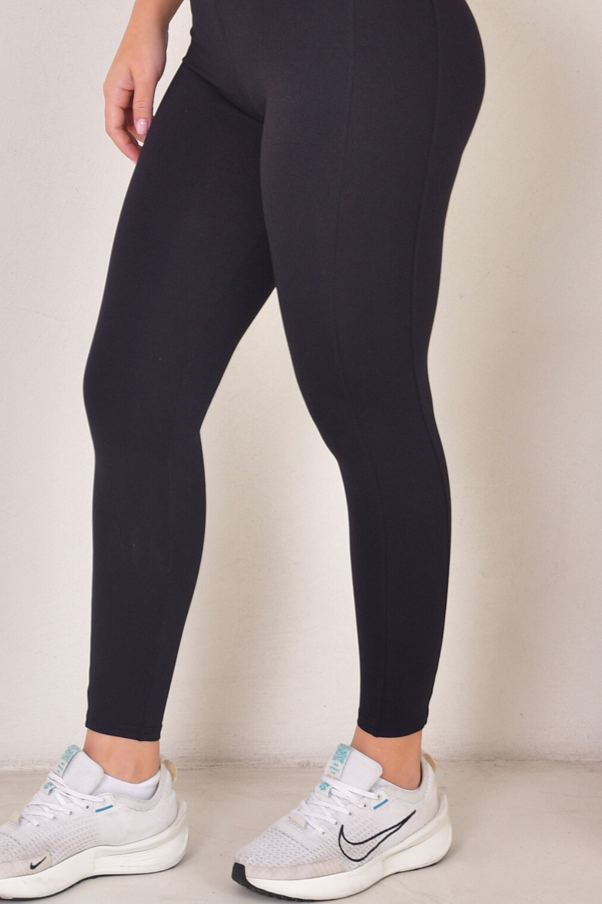 LEGGING PRETINA CRUZADA CON LINEAS LATERALES